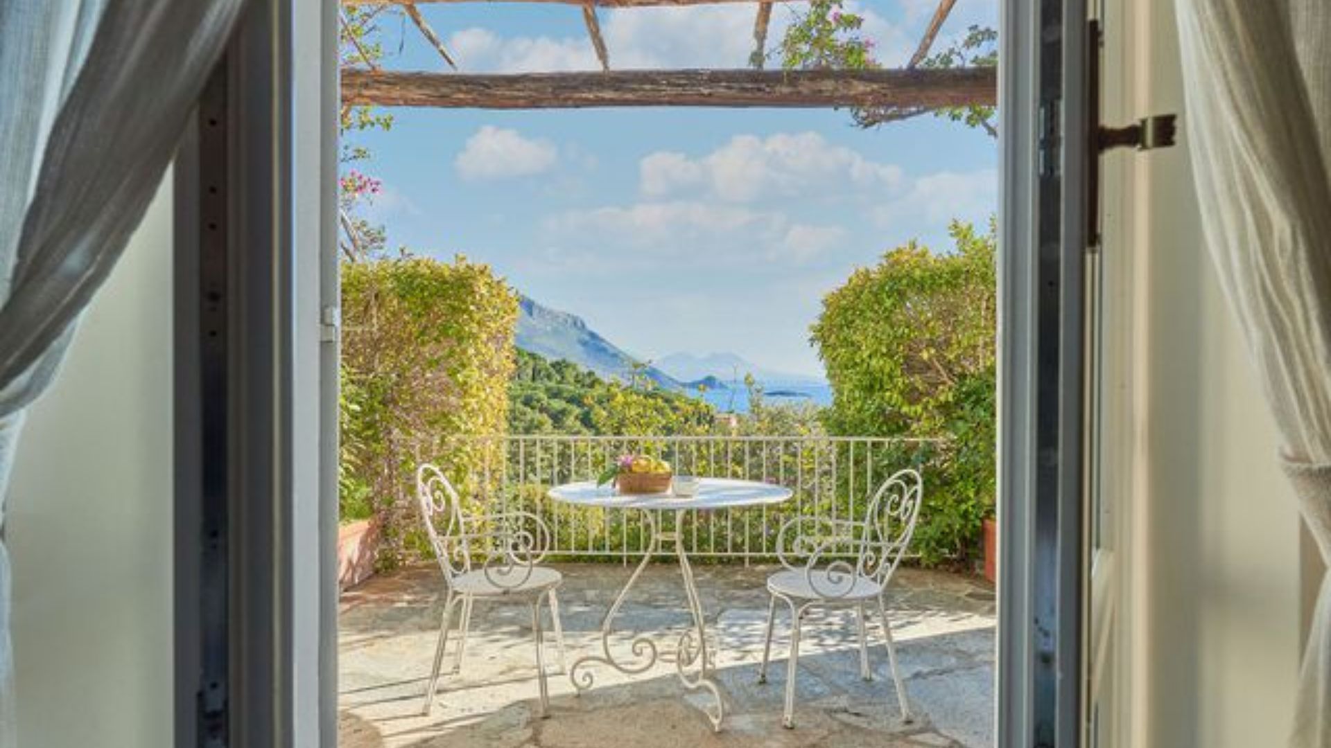 Guest room at Santavenere hotel