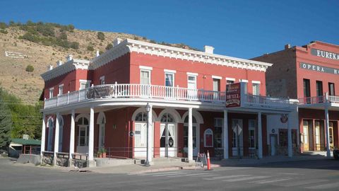 I Stayed In A Haunted Hotel In A Small Town In Nevada — Here's What It Was Like