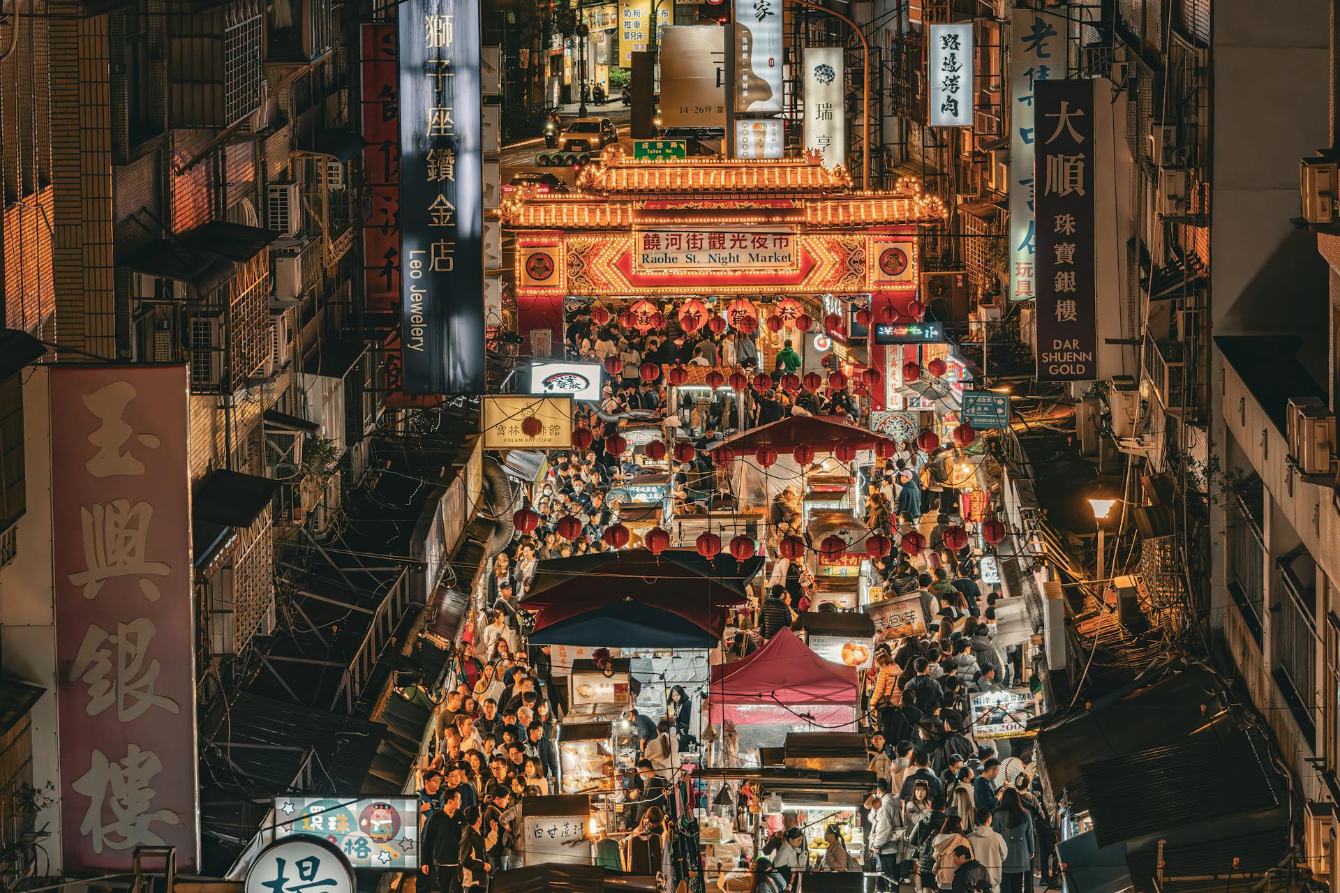 Taiwan shopping Raohe Street Night Market, Taipei