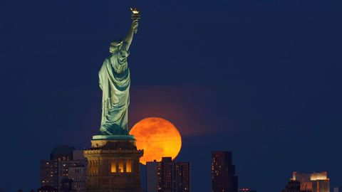 You Can See A 7-Planet Parade, The Snow Moon & More In The February Night Sky