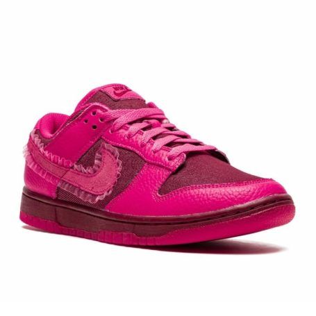 Nike Dunk Low "Valentine's Day" Sneakers