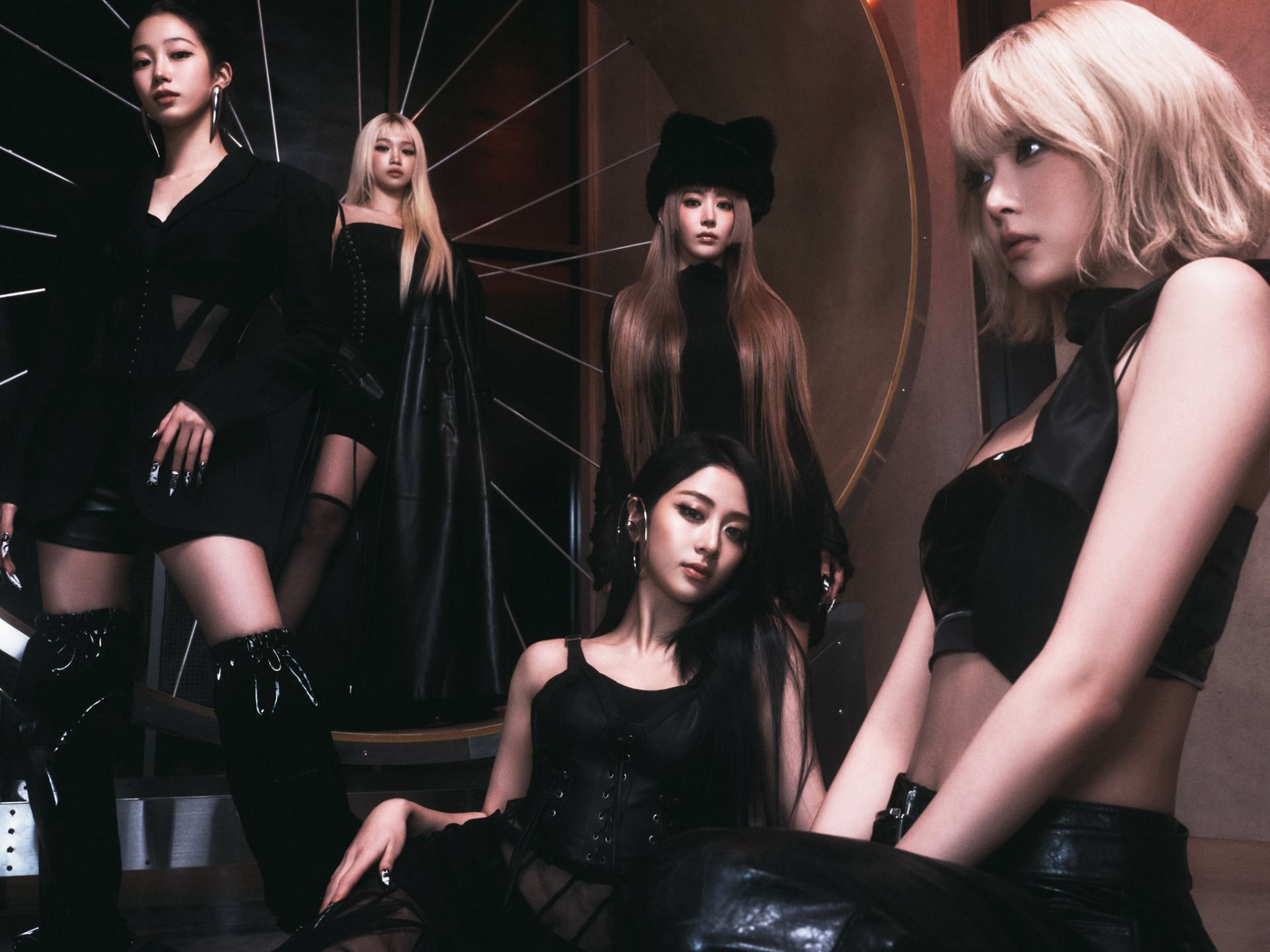 LE SSERAFIM Brings First World Tour 