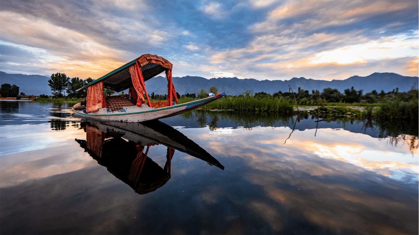 View of Boats on the Dal Lake, Srinagar, Jammu and Kashmir, India · Free  Stock Photo