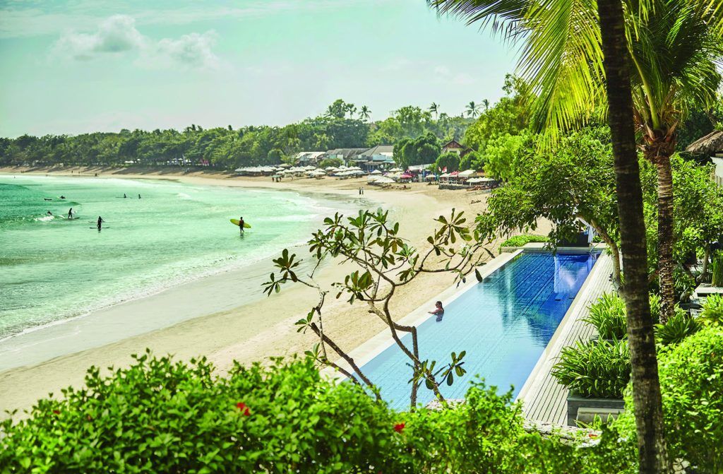Melihat hamparan lautan dari Four Seasons Bali Resort di Teluk Jimbaran