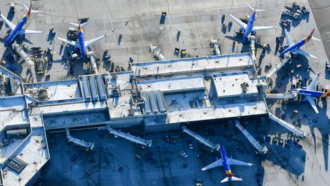 Los retrasos y encallamientos de vuelos en EE.UU. entran en la cuarta semana, lo que profundiza la confusión