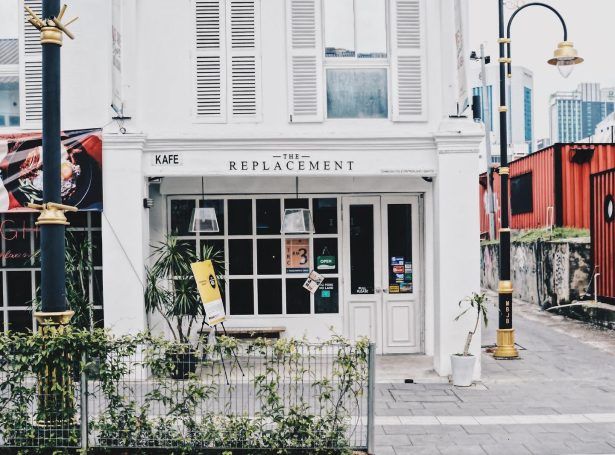 The Replacement - Lodge & Kitchen