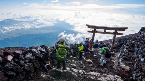 保护富士山：日本对登山者实行通行费和每日限制