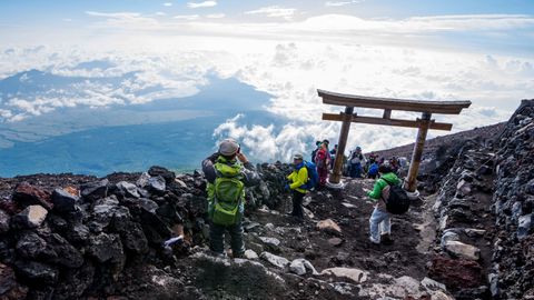 保护富士山:日本对登山者实行通行费和每日限制