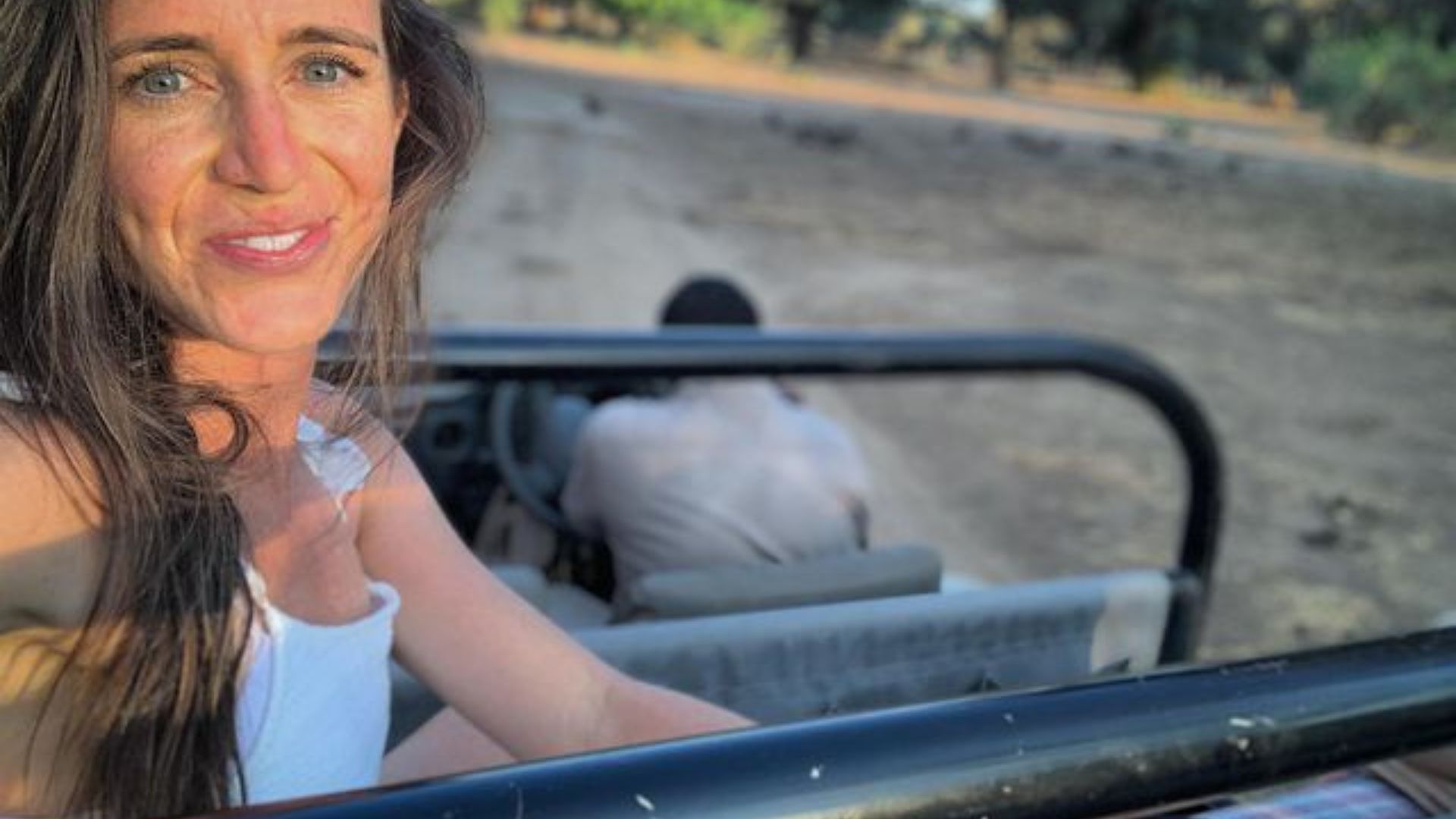 作者坐在一辆越野卡车的后面 