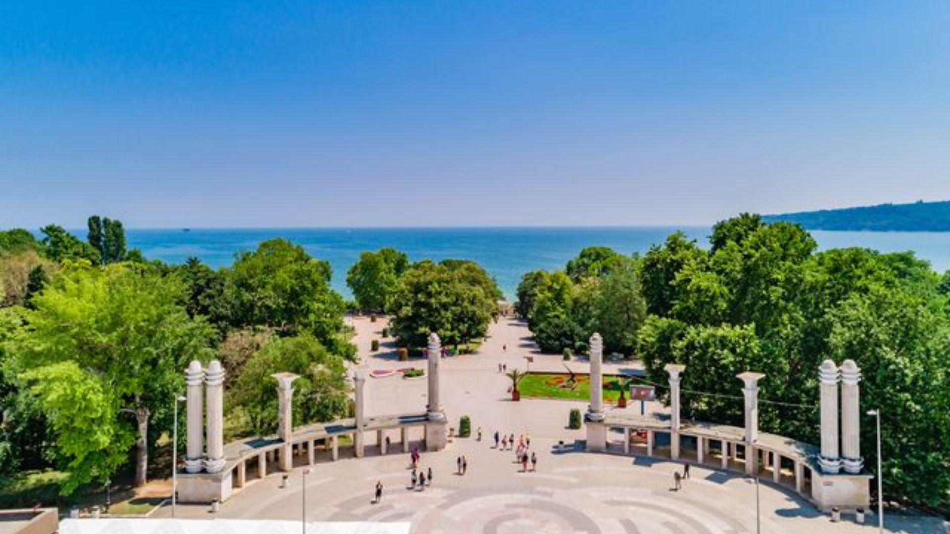 瓦尔纳海上花园的中央入口