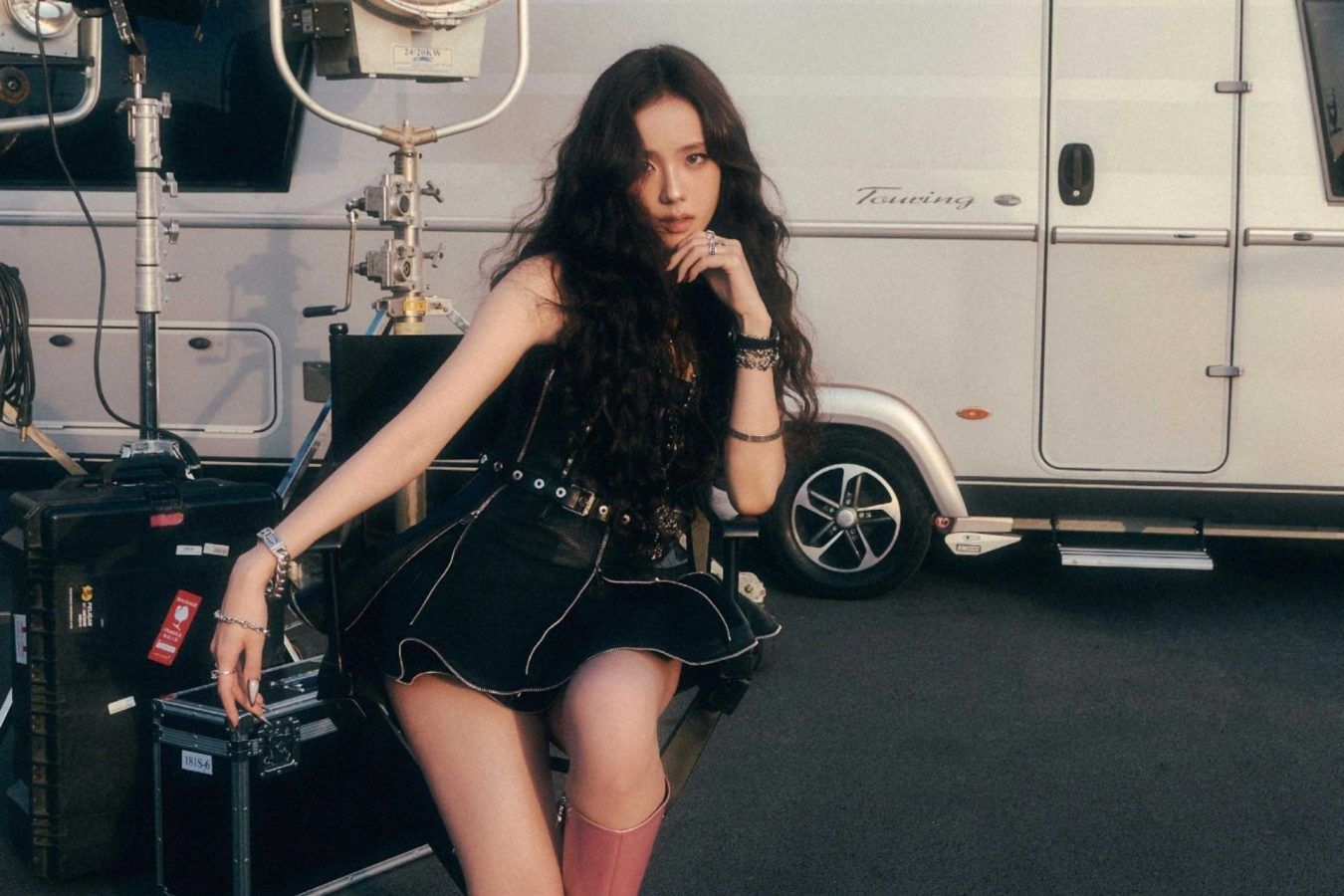 BLACKPINK ジス AMORTAGE ポップアップ 限定 キーホルダー A 🌸BLACKPINK ジス - 公式グッズ [ AMORTAGE ]🌸 📅2025年5月発売 ご