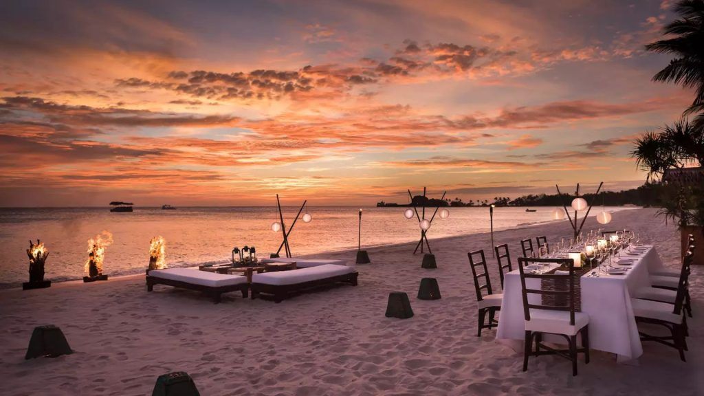 菲律宾巴拉望岛Amanpulo的海滩上的私人用餐|图片来源：偏远土地