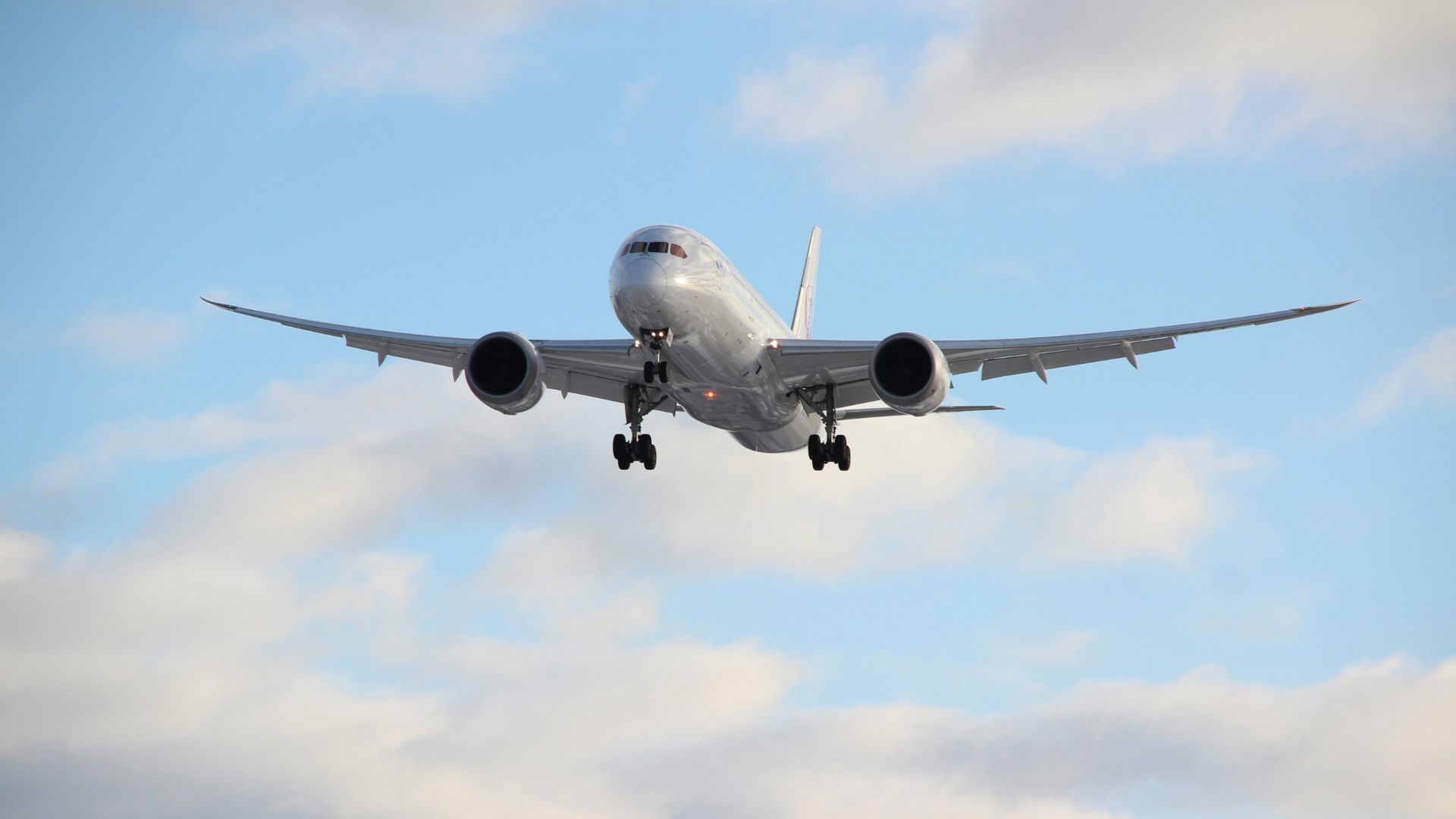 Is It Safe To Fly On Boeing 787 Dreamliners?